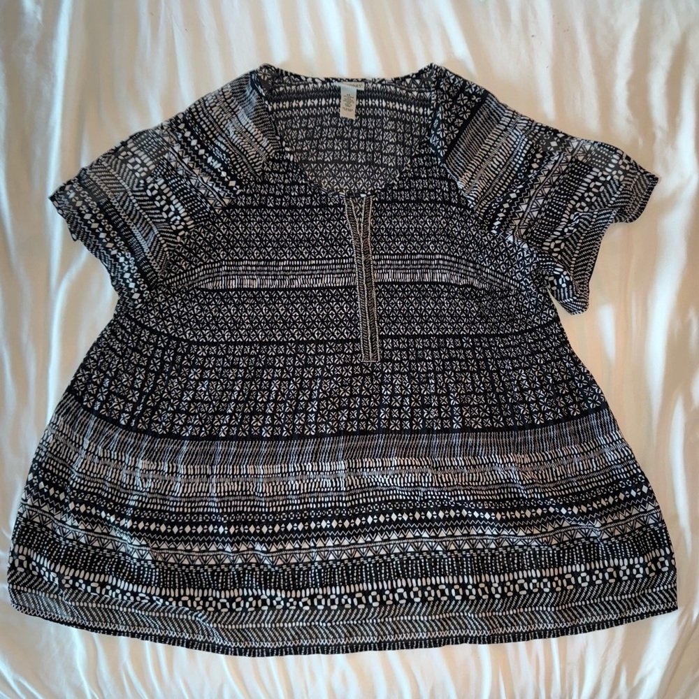 Catherines 3X 26/28W Black White Patterned Blouse Short Sleeve Tops